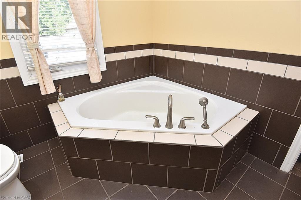 180 Province Street N Property Photo 24