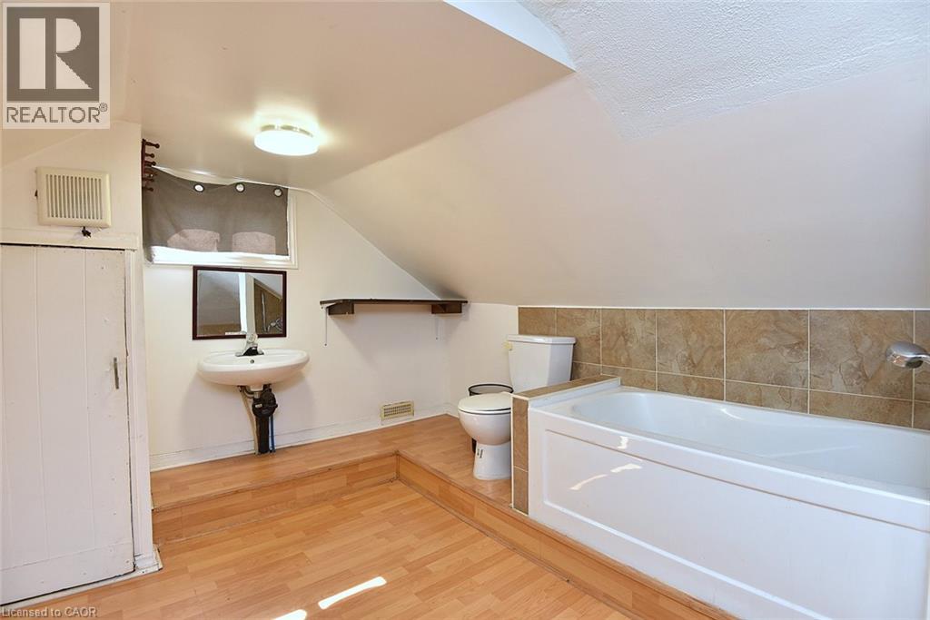 180 Province Street N Property Photo 27