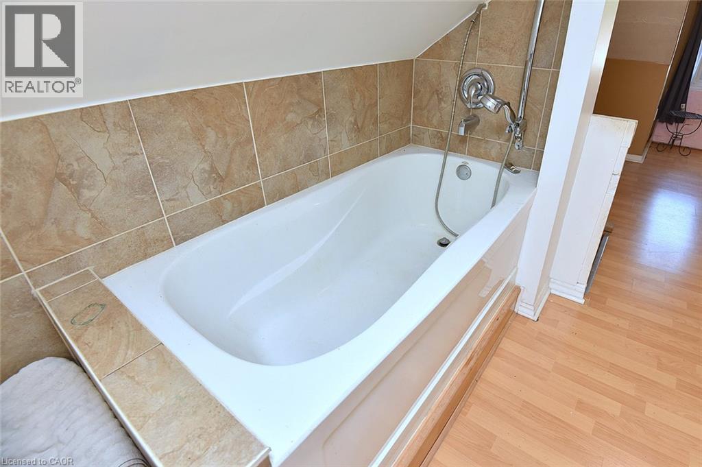 180 Province Street N Property Photo 28
