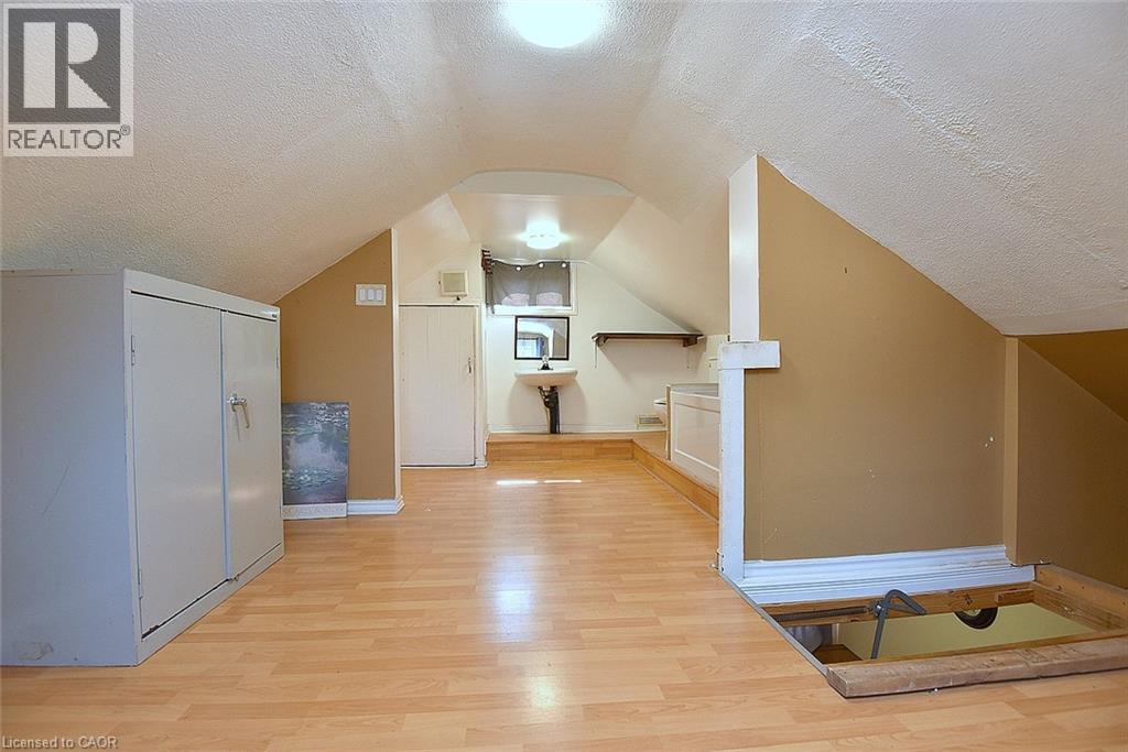 180 Province Street N Property Photo 29