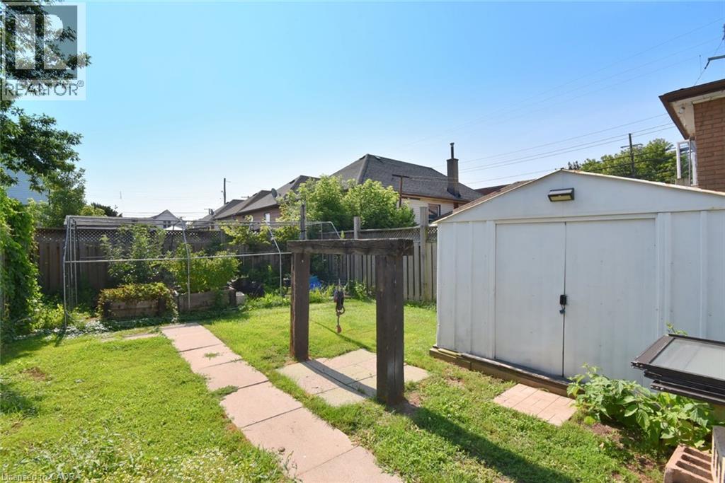 180 Province Street N Property Photo 33