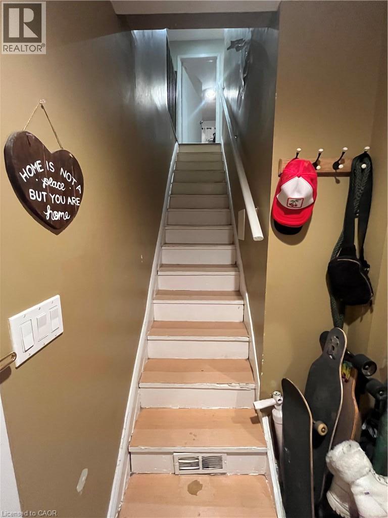 110 Hess Street S Unit# Upper Property Photo 6