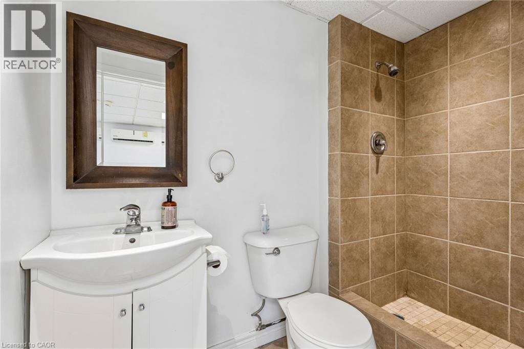 868 King Street W Property Photo 6