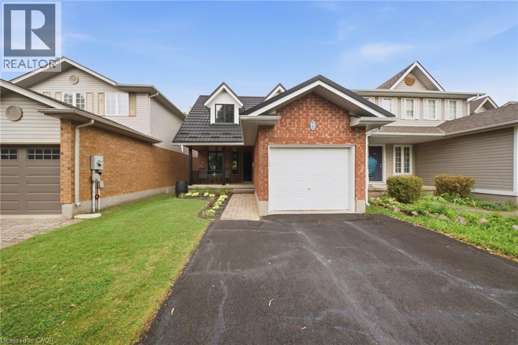 19 Boulder Crescent Property Photo 1