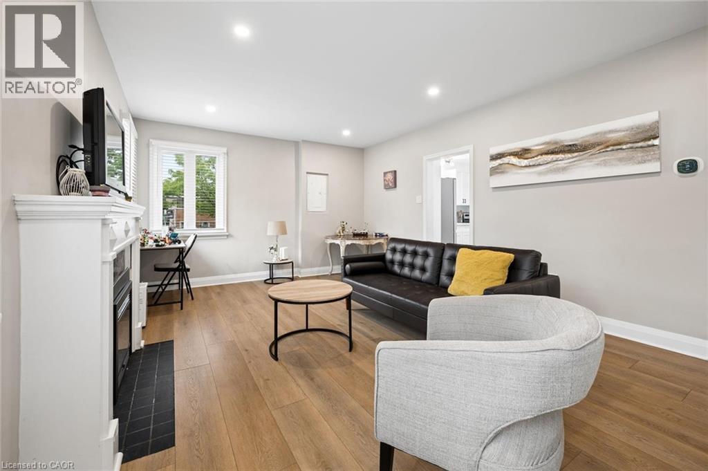 1030 Queens Boulevard Unit# Upper Property Photo 8