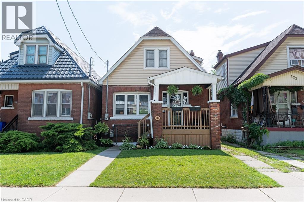 124 Balsam Avenue N Property Photo 1