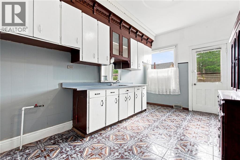 128 Hess Street N Property Photo 10