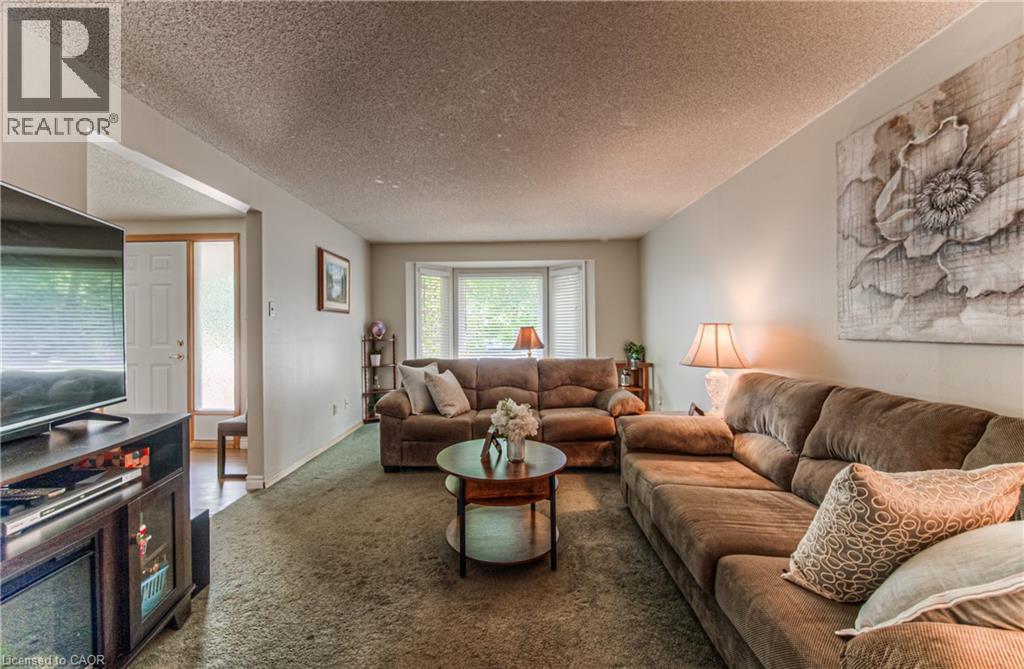 82 Roseneath Crescent Property Photo 3