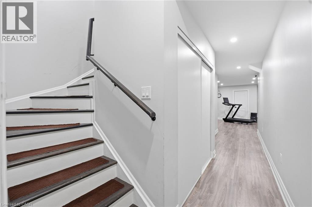 1192 Stag Hollow Unit# Lower Property Photo 5