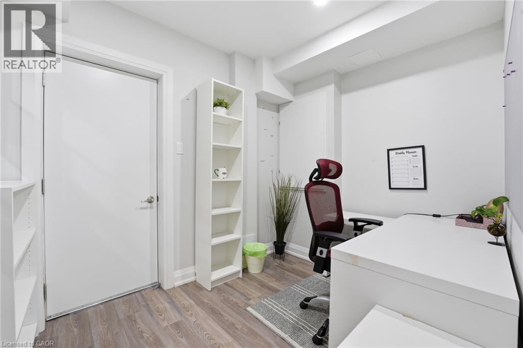 1192 Stag Hollow Unit# Lower Property Photo 6