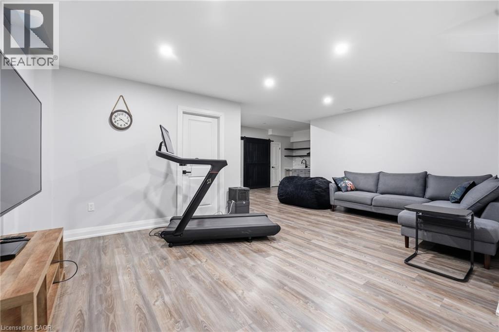 1192 Stag Hollow Unit# Lower Property Photo 8