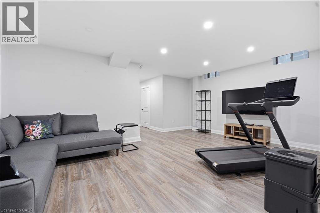 1192 Stag Hollow Unit# Lower Property Photo 9