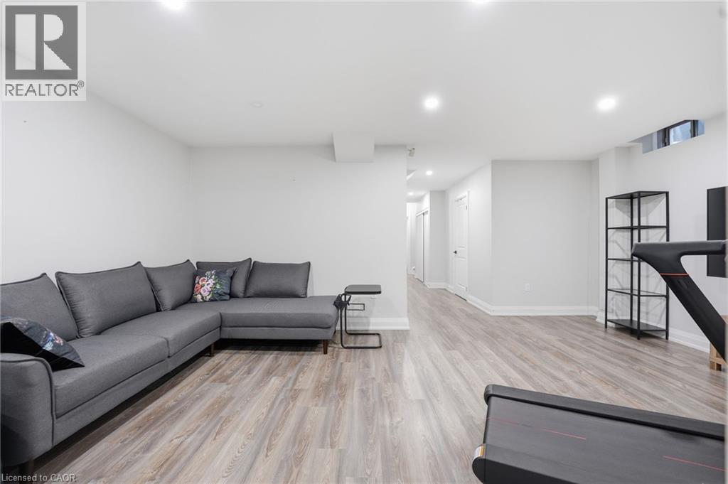1192 Stag Hollow Unit# Lower Property Photo 10