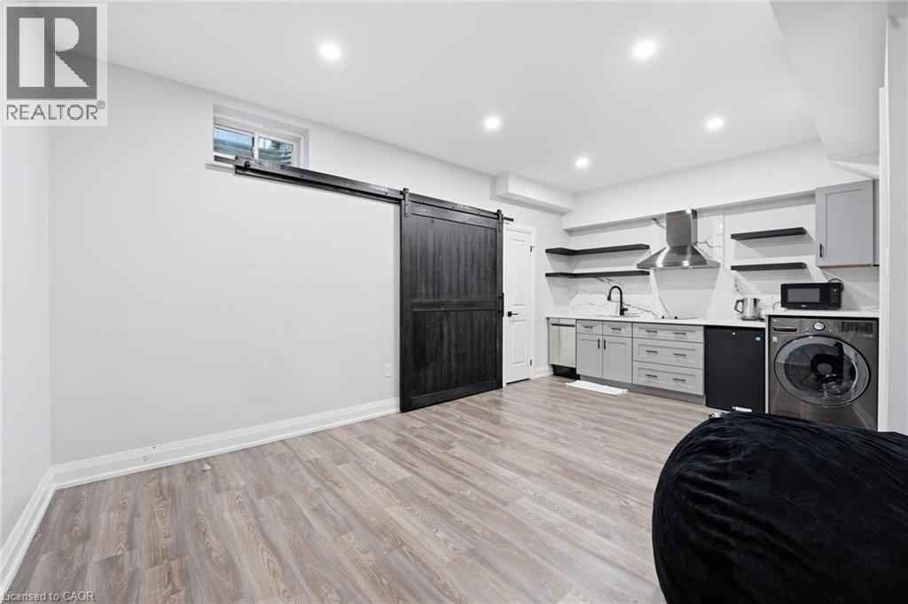 1192 Stag Hollow Unit# Lower Property Photo 11
