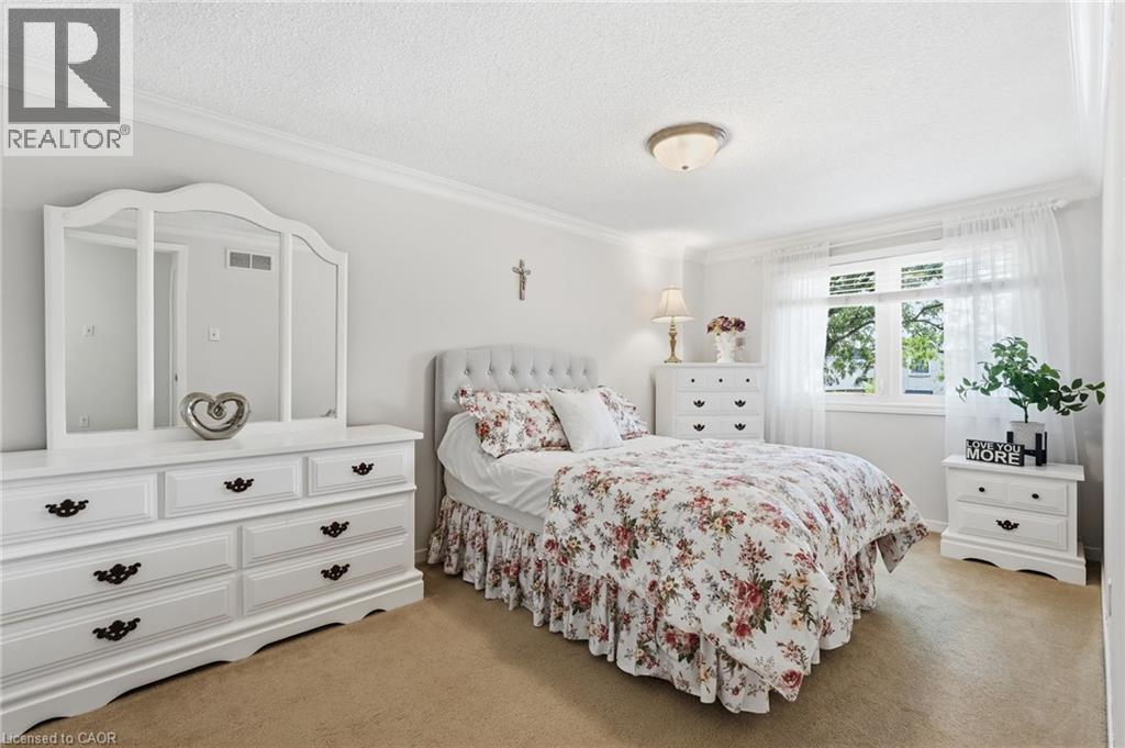30 Twinoaks Crescent Property Photo 18