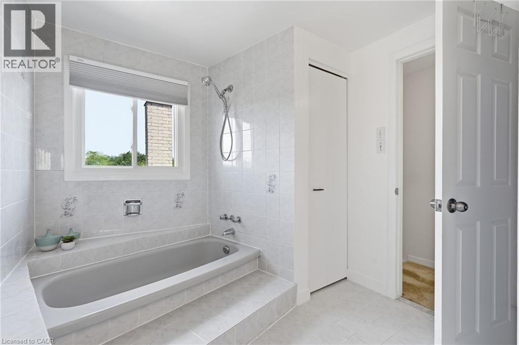30 Twinoaks Crescent Property Photo 22