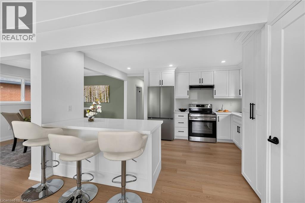 40 Purdy Crescent Property Photo 4