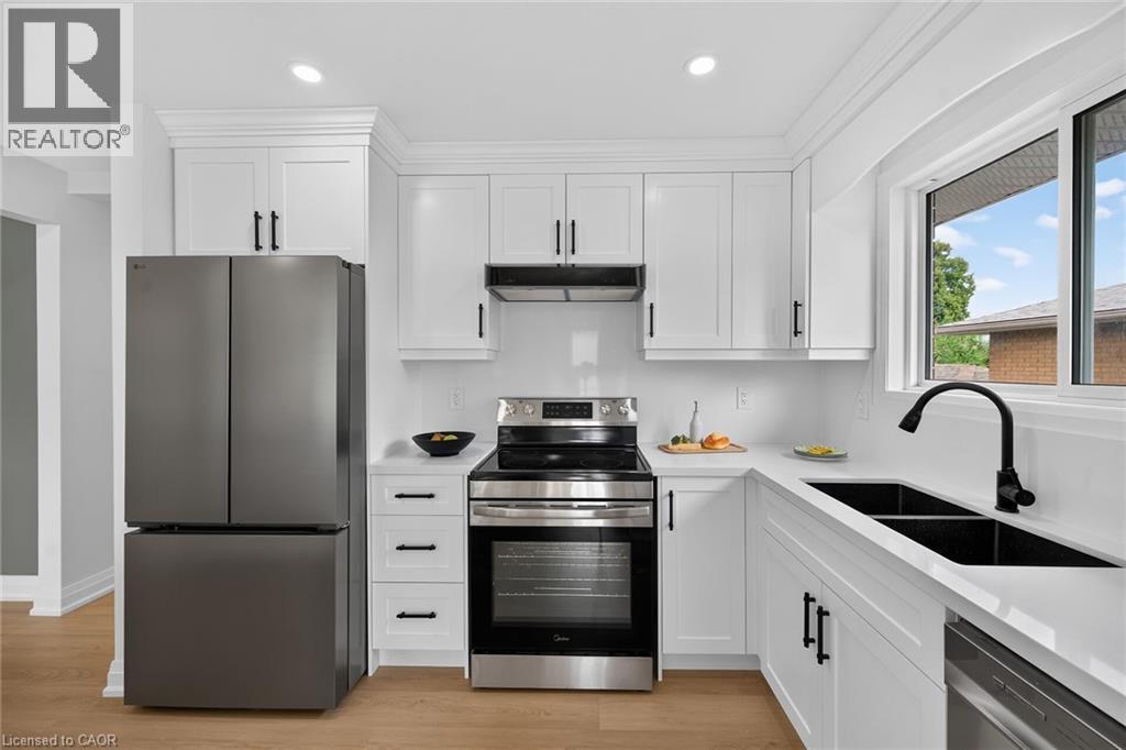 40 Purdy Crescent Property Photo 6