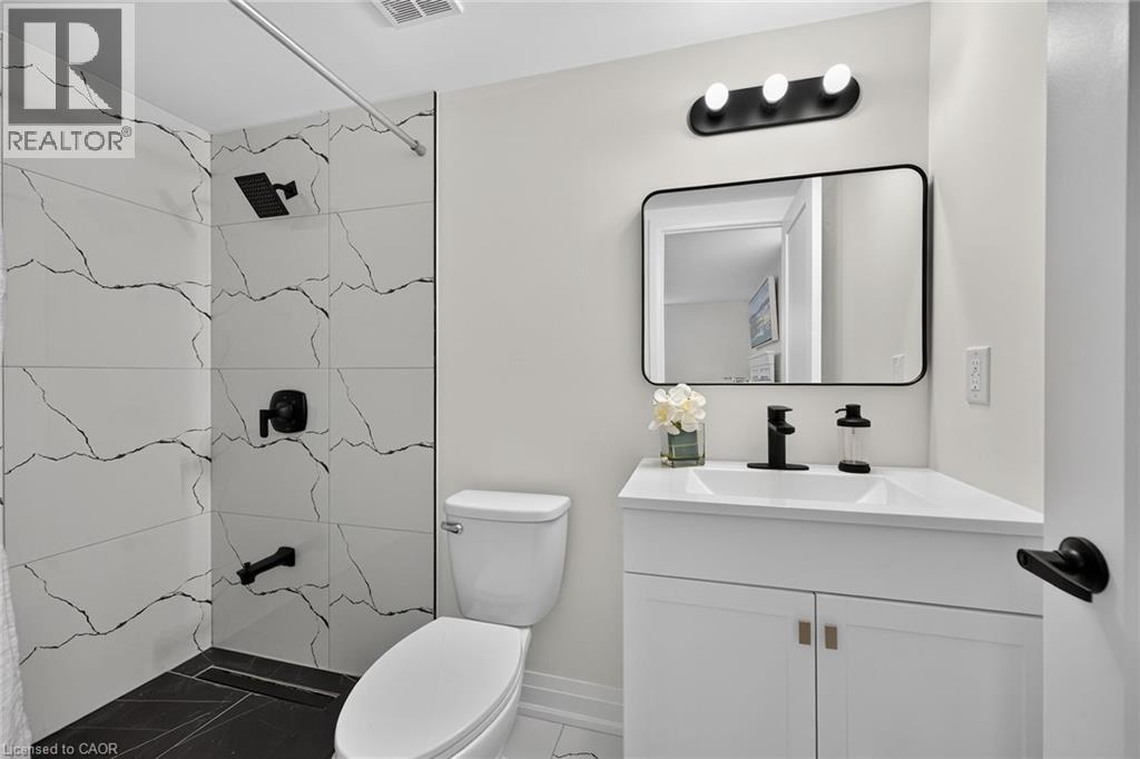 40 Purdy Crescent Property Photo 32
