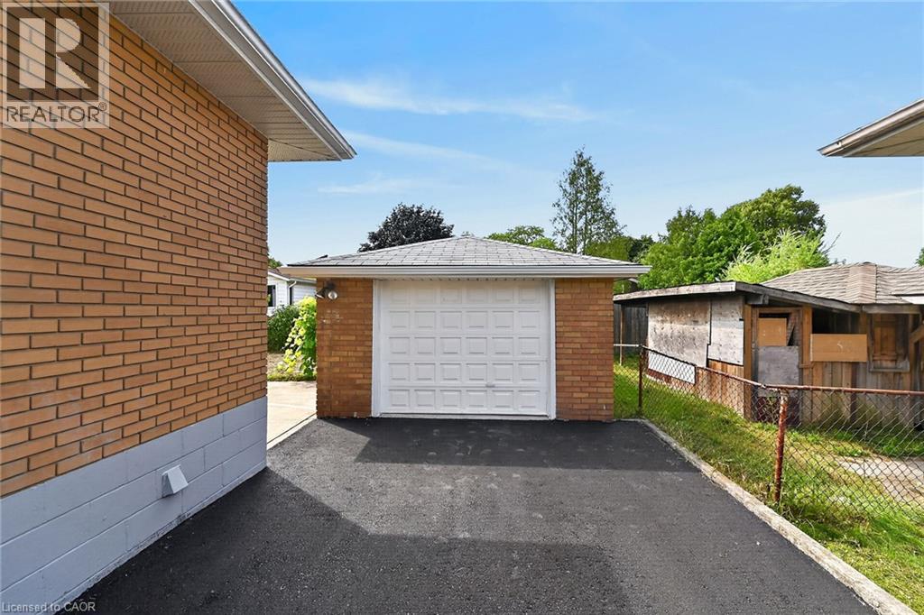 40 Purdy Crescent Property Photo 41