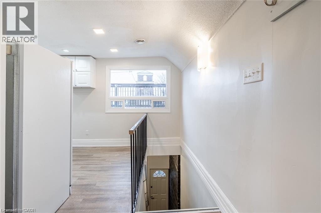 188 Sherman Avenue N Unit# Upper Property Photo 6
