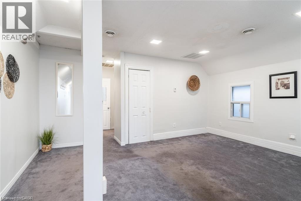 188 Sherman Avenue N Unit# Upper Property Photo 8