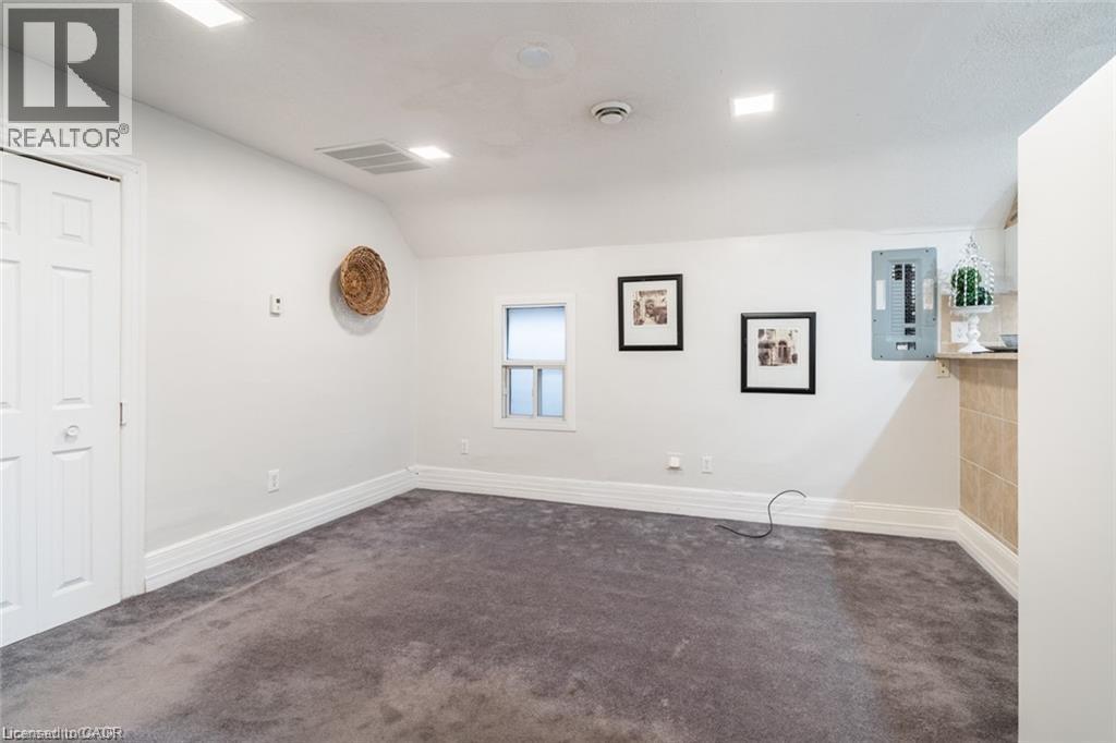 188 Sherman Avenue N Unit# Upper Property Photo 9