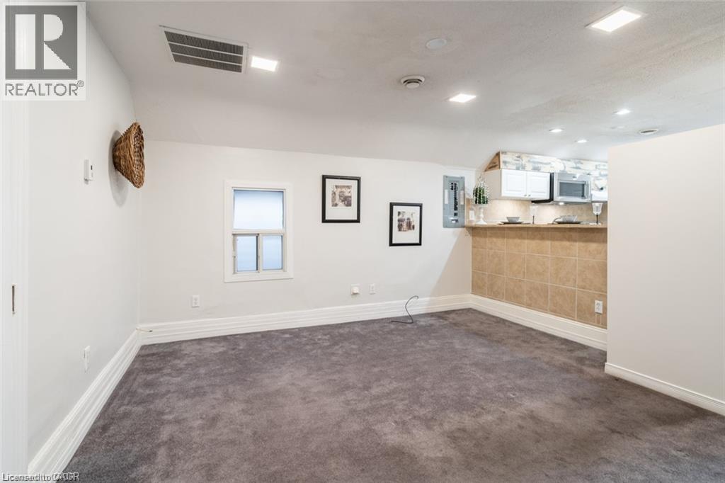 188 Sherman Avenue N Unit# Upper Property Photo 10