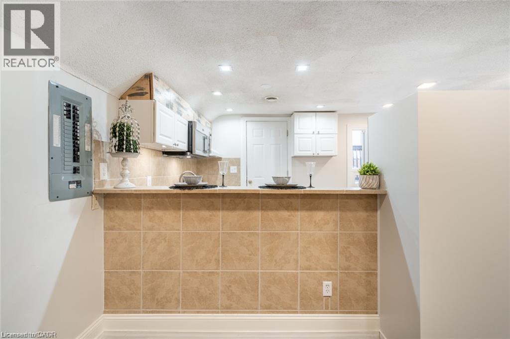 188 Sherman Avenue N Unit# Upper Property Photo 13