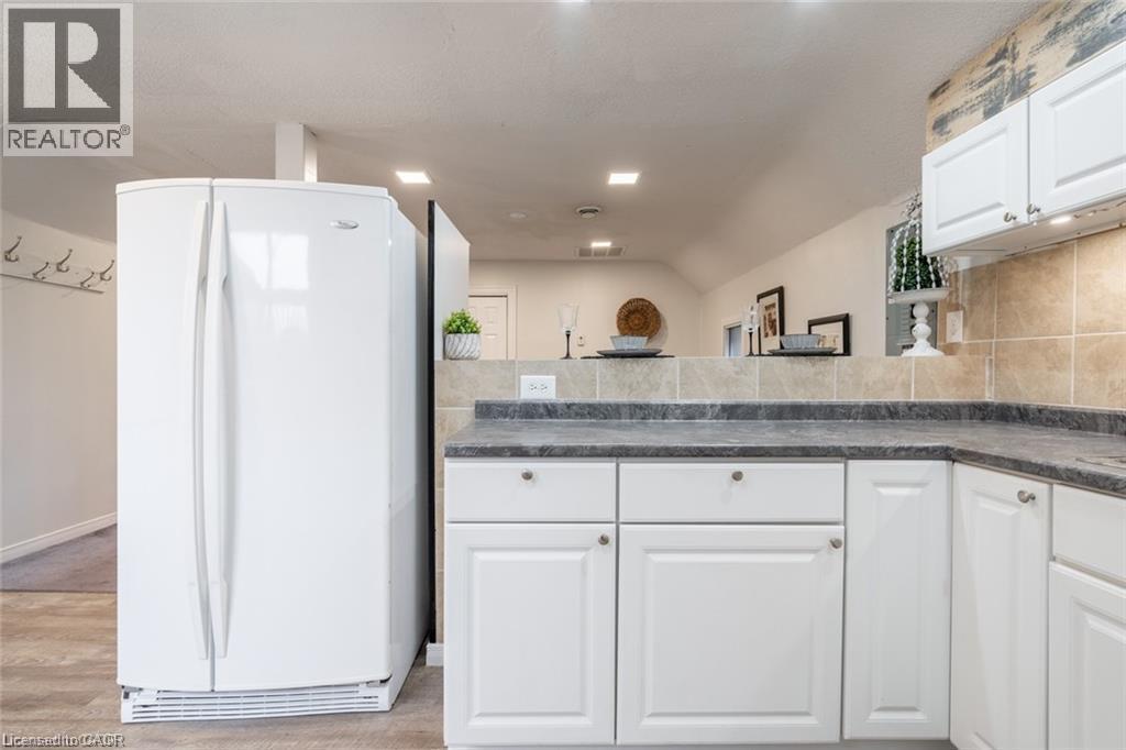 188 Sherman Avenue N Unit# Upper Property Photo 16