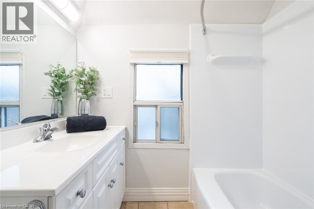 188 Sherman Avenue N Unit# Upper Property Photo 21