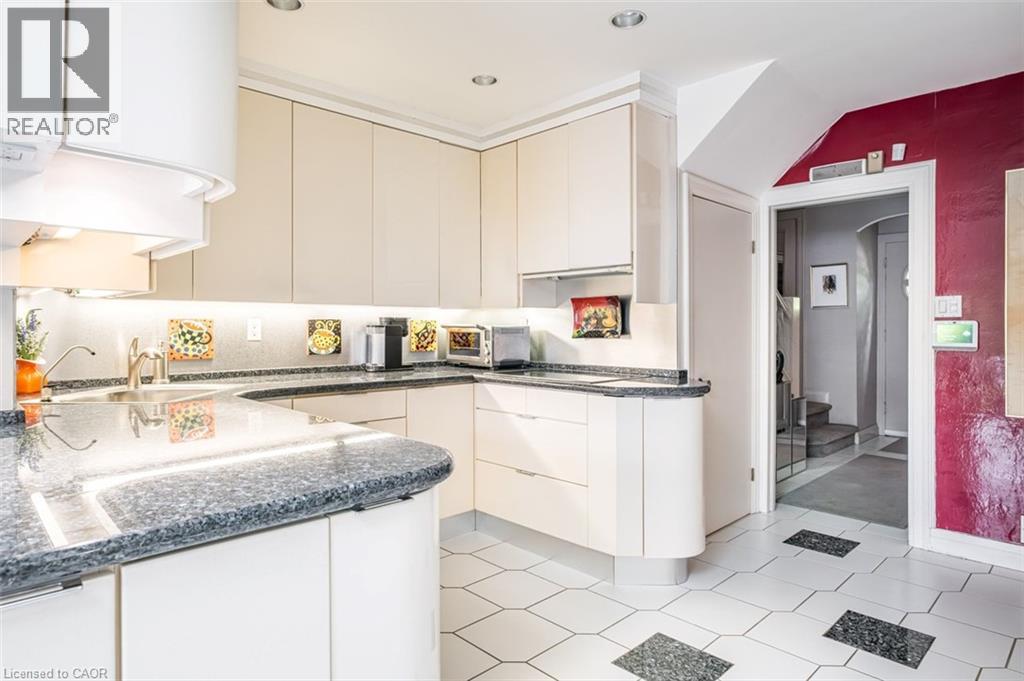 107 Bond Street S Property Photo 14