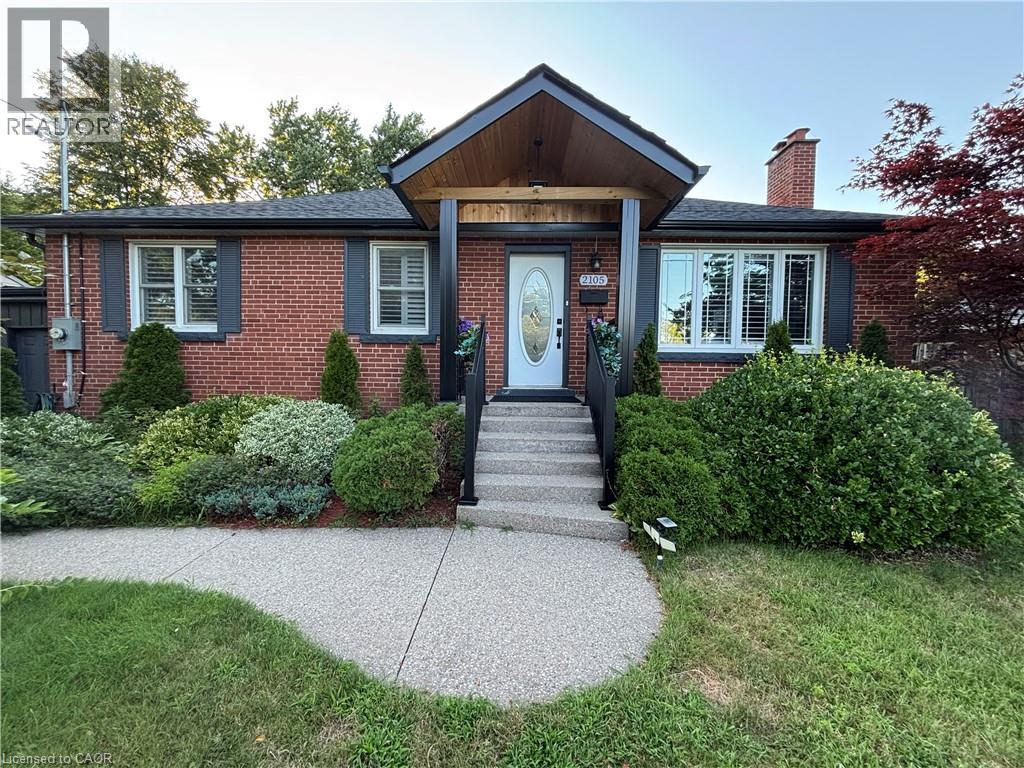 2105 Maplewood Drive Property Photo 1