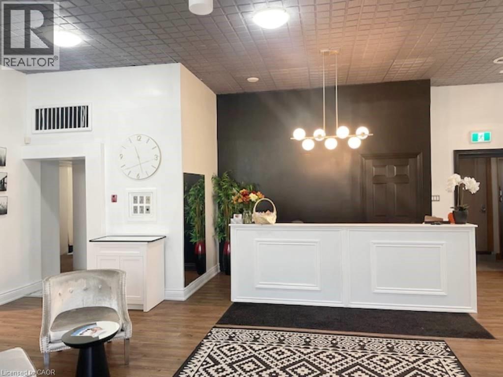 19 King Street W Property Photo 6