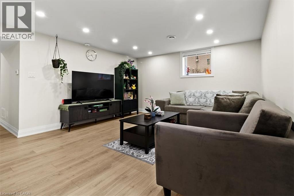 161 Hoover Crescent Unit# Lower Property Photo 3