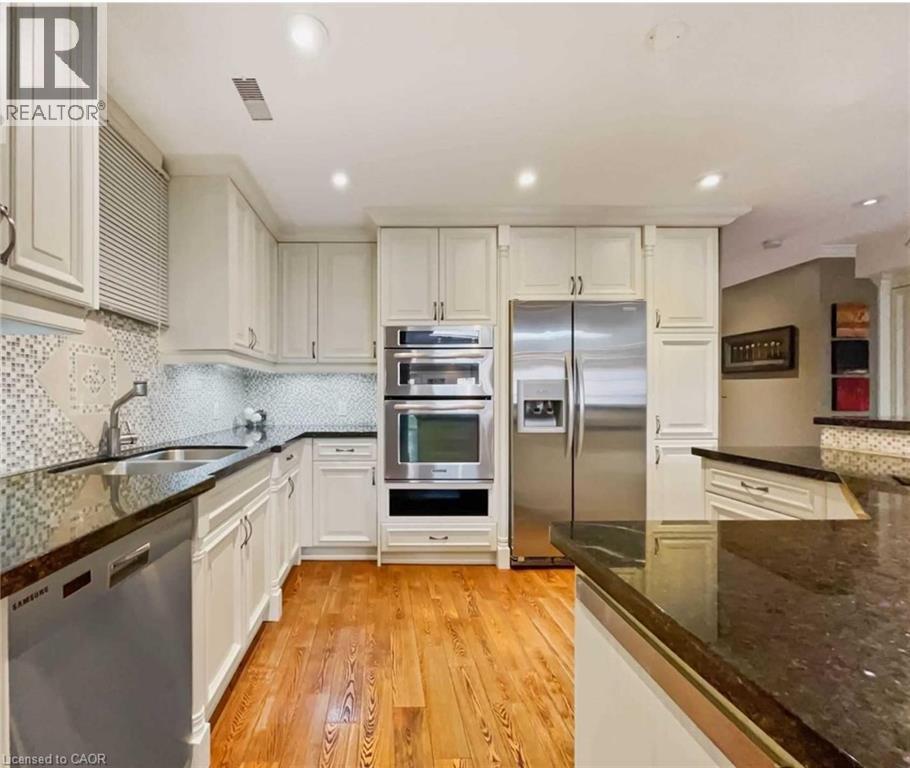453 Brant Street Property Photo 8