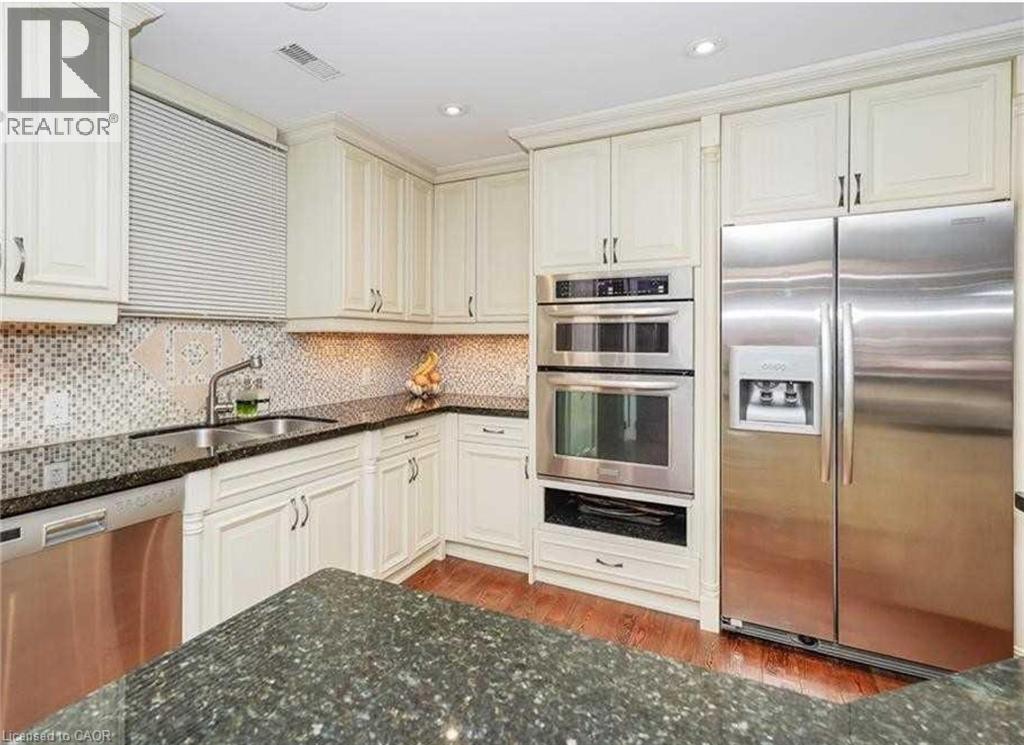 453 Brant Street Property Photo 9