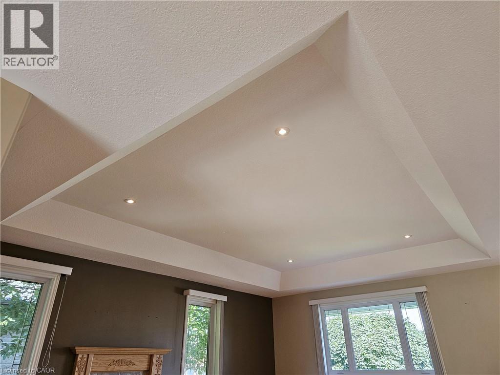 39 Ross Avenue N Property Photo 8