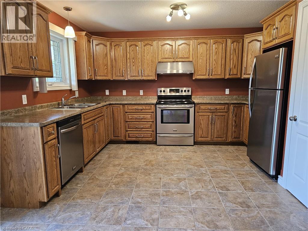 39 Ross Avenue N Property Photo 19