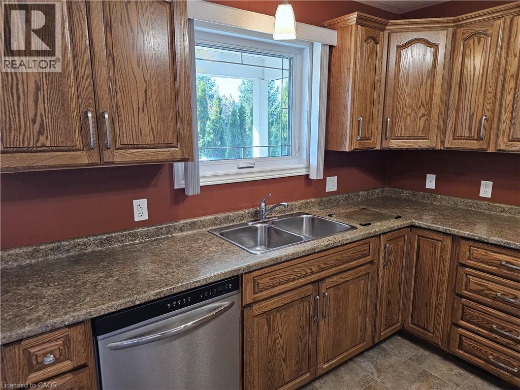 39 Ross Avenue N Property Photo 20