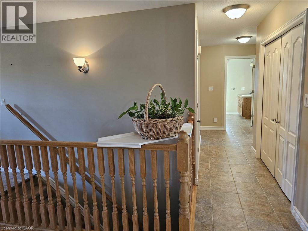 39 Ross Avenue N Property Photo 24