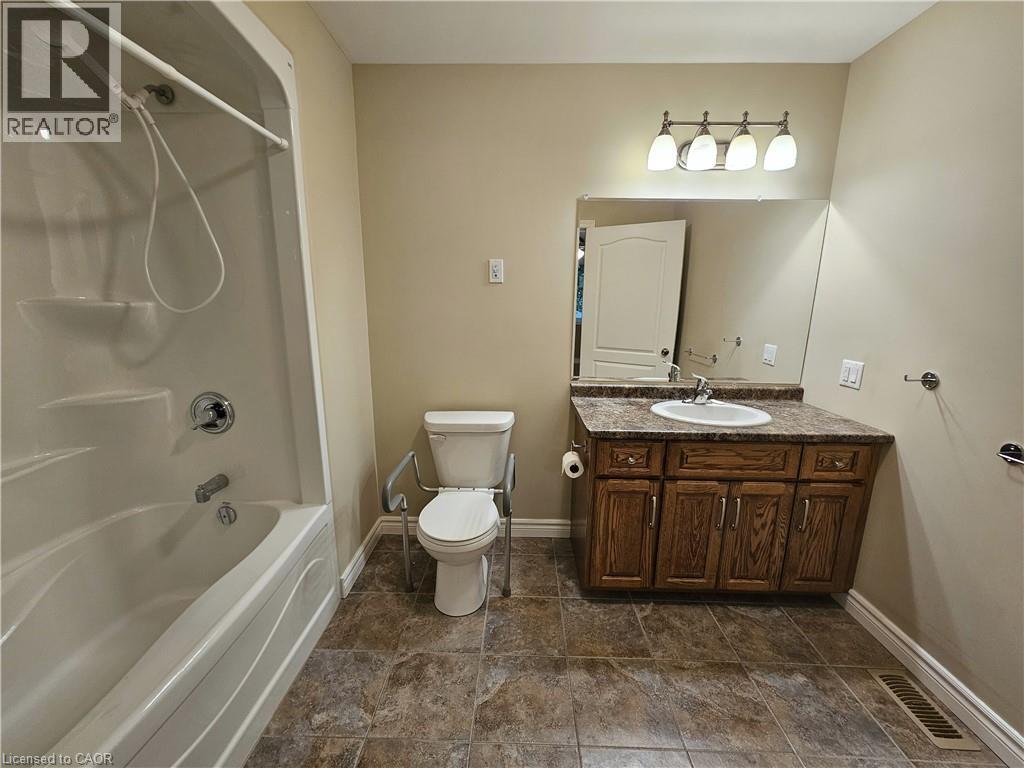 39 Ross Avenue N Property Photo 26