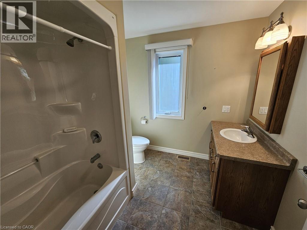39 Ross Avenue N Property Photo 29