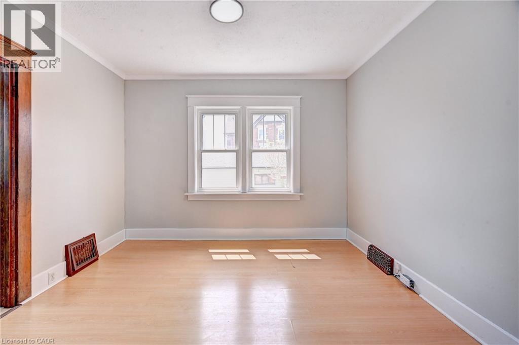 147 Courtland Avenue E Property Photo 6