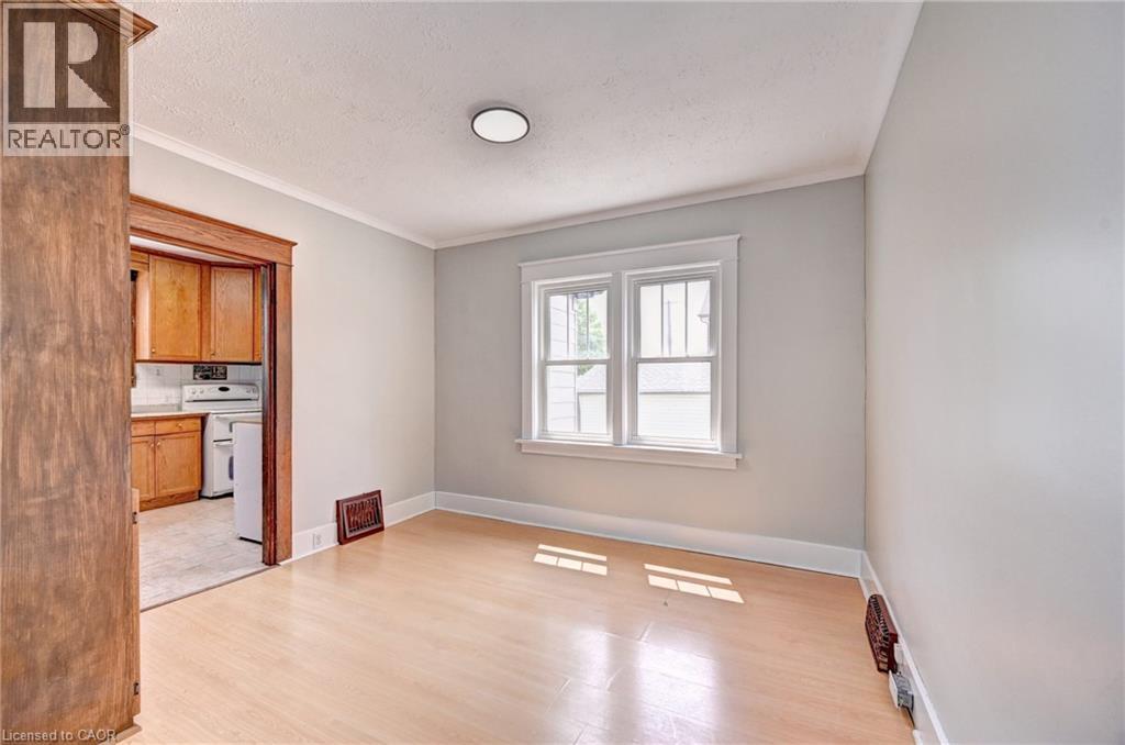 147 Courtland Avenue E Property Photo 7