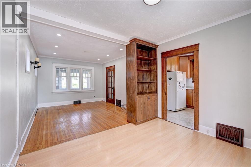147 Courtland Avenue E Property Photo 8