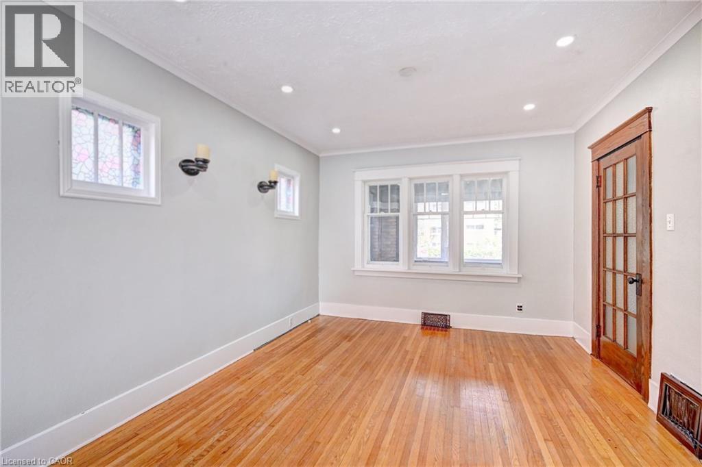 147 Courtland Avenue E Property Photo 9