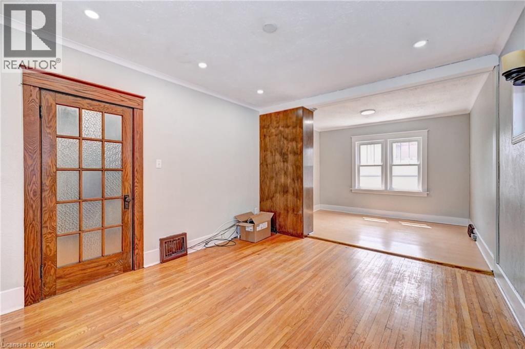147 Courtland Avenue E Property Photo 10