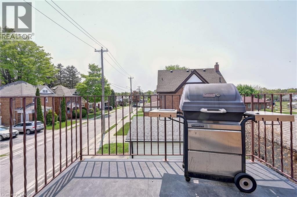 147 Courtland Avenue E Property Photo 28