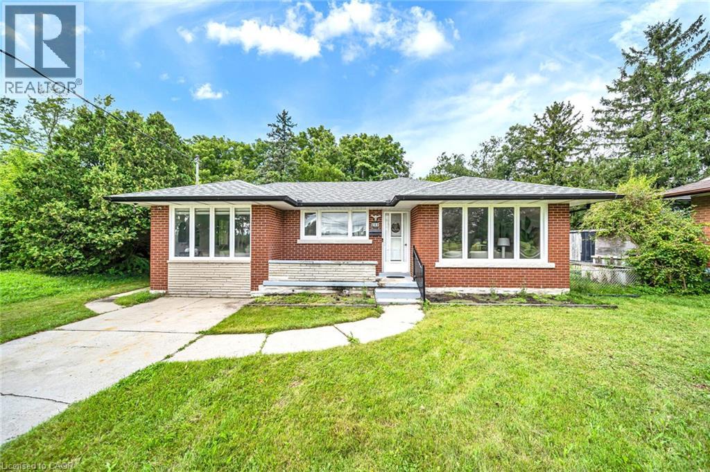 284 CEDAR Crescent